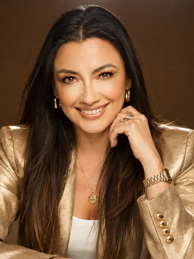 Retrato de Lola Guevara, sonriendo con chaqueta dorada
